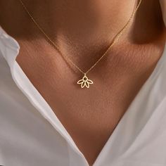 This half sunflower necklace features a beautiful floral design, perfect for nature lovers. Available in silver or gold, its minimalist style makes it a unique and thoughtful floral jewelry gift for her. A perfect necklace for any occasion. Our handmade silver necklaces make wonderful and delicate gifts for you.  Materials: -High Quality 925 Sterling Silver -18k Gold Plated Silver -18k Rose Gold Plated Silver Colors: -Gold -Rose Gold -Silver Please choose from options tag, if you would like a different color than the one shown in our pictures Packaging: All necklaces are carefully packaged and sent in a special gift box. We hope you find the perfect personalized necklace in our store. For more examples, please visit our store. Ordering Process: -Choose your preferred color and option. -Sel Elegant Flower Charm Necklace For Mom, Yellow Gold Flower Charm Necklace, Elegant Everyday Charm Necklace With Birth Flower, Minimalist Flower Charm Jewelry For Mom, Minimalist Jewelry With Flower Charm For Mom, Everyday Flower Charm Necklace, Minimalist Flower Charm Jewelry Gift For Mom, Dainty Everyday Flower Charm Necklace, Minimalist Flower Charm Necklace For Everyday Wear