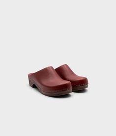 Elevate your everyday style with our minimalist clog mule, featuring clean lines and a timeless aesthetic that effortlessly transitions from day to night. Clog measurements:Heel height: 1 3/4” (4.5 cm)Toe height: 1 5/8″ (4.1 cm) Fit:RegularLeather:Vegetable tanned leather Clogs consist of:Base: European Lime Wood Sole: Rubber sole Fastening: Staples Classic Slip-on Clogs With Rubber Sole, Classic Closed Toe Mules With Leather Sole, Classic Mules With Rubber Sole, Classic Mules With Rubber Sole And Round Toe, Classic Clogs With Leather Sole For Work, Classic Clogs With Removable Insole, Classic Leather Footbed Clogs For Work, Modern Clogs With Rubber Sole And Open Heel, Modern Open Heel Clogs With Rubber Sole