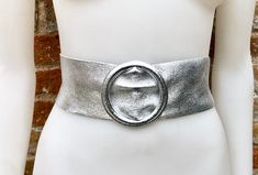 SIVER color belt in metallic effect GENUINE leather. Large round metallic buckle in SILVER The belt is 110 cm - 43 in long and 6,5  cm, 2 1/2 in wide Our genuine leather and soft suede obi belts  in different colors: https://www.etsy.com/es/shop/goodtimesbarcelona?section_id=10691564 Please contact us with any questions. Thank you vor visiting our shop Space Emperor, Beast Boy Costume, 80's Clothes, Gold Waist Belt, Costume Concept, Leather Waist Belt, Small Coin Purse, Belt Gold, Silver Belt