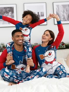 Bring the festive spirit to your family gatherings with this cozy Frosty the Snowman family pajama set. Perfect for creating fun memories together, these matching pajamas feature a charming snowman design and are soft to the touch for ultimate comfort. Specifications: Made from a soft blend of polyester and spandex for both adults and children. Designed for safety, the fabric for kids and adults is flame-resistant. The set includes a long-sleeve top with a snowman print and matching pants featur Jumpsuit Winter, Family Matching Pajamas, Family Matching Christmas, Snowman Family, Family Pajama Sets, Snowman Design, Fun Memories, Frosty The Snowman, Matching Christmas Pajamas