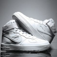 Olivia Mark - Air Force 1 Style High-Top Sneakers for Couples in White, Perfect for Leisure and Sporty Outfits Styling High Top Sneakers, Shoes Board, Monochrome Fashion, Shoes Running, Jelly Shoes, Shoes High, Martin Boots, Casual Sport Shoes, Sporty Outfits