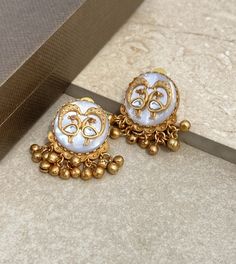 Polki earrings feature mother of pearl and Kundan work with an antique gold stud design. Perfect for Bollywood weddings, they showcase traditional Jadau craftsmanship, making them a stunning statement for Pakistani jewelry. *𝐏𝐑𝐎𝐃𝐔𝐂𝐓 𝐃𝐄𝐓𝐀𝐈𝐋* * Material: Brass * Plating: Gold Plated * Stone: Semi Precious Carved Stone & Polki. *𝐃𝐈𝐌𝐄𝐍𝐒𝐈𝐎𝐍𝐒* * Weight: 12 gm   * Length: 1.5 Inches, Width: 1.05 Inches Closure: PushBack. *𝐃𝐈𝐒𝐂𝐋𝐀𝐈𝐌𝐄𝐑* * Product color may slightly vary du Luxury Meenakari Temple Jewelry Pearl Earrings, Traditional 22k Gold Bridal Earrings For Festive Occasions, 22k Gold Meenakari Jhumkas For Wedding, 22k Gold Meenakari Bridal Earrings, Meenakari 22k Gold Bridal Earrings, Gold Meenakari Temple Earrings, Festive 22k Gold Traditional Earrings, Festive Traditional 22k Gold Earrings, Traditional Gold Plated Earrings For Diwali