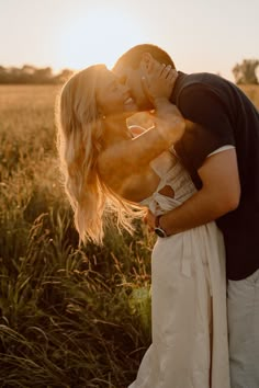 10 Creative Wedding and Engagement Shoot Ideas You Can Easily Pull Off Golden Hour Field, Fall Photoshoot Ideas, Portret Feminin, Engagement Shoots Poses, Field Engagement Photos, Engagement Picture Outfits, Fall Engagement Pictures, Engagement Photography Poses, Cute Engagement Photos