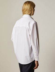 Crisp poplin shirt
 100% cotton
Oversized cut based on a men's shirt
 Shirt collar
 Beveled cuffs with button placket
 Rounded hem with shirttail and hem gussets
 Shoulder yoke with two flat pleats

 REF: 07FCHDELINAXCO1217
 Size: XS, S, M, L Oversized Classic Blouse With Concealed Placket, Oversized Formal Shirt With Concealed Placket, Classic Poplin Blouse With Button Cuffs, Oversized Classic Poplin Blouse, Classic Oversized Poplin Blouse, Oversized Workwear Shirt With Concealed Placket, Daywear Poplin Blouse With Button Cuffs, Oversized Cotton Blouse For Formal Occasions, Classic Poplin Blouse For Daywear