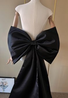 Friends, welcome to my store. This bow also comes with a belt option. If you need a belt please click on this link. https://www.etsy.com/uk/listing/1693781724/belt-bow-detachable-bow-wedding-bow             Bow 25" wide, 64" long             Our wedding bows can be customized according to your needs, you can provide the size and different color fabrics, we will make your favorite wedding bow according to the colors you provide.                            All our products are handcrafted using th Black Bow Outfit, Bow Dress Black, Black Bow Dress, Belt Bow, Giant Bow, Bow Wedding, Wedding Sash Belt, Bow Bow, Photoshoot Idea