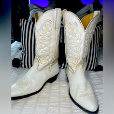 Never Worn. There Are A Few Stains On The Right Boot. They Are Near Perfect Condition! White Western Boots For Western-themed Events, White Snip Toe Boots For Ranch, Casual Cream Snip Toe Boots, White Country Boots For Ranch, White Casual Boots For Rodeo, Casual White Boots For Rodeo, Vintage White Boots For Spring, White Country Style Boots For Ranch, White Vintage Boots For Spring