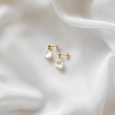 These earrings feature a simple gold drop and a single keshi pearl. Made of 14K gold filled materials and genuine freshwater pearls, these earrings are tarnish-resistant, water-resistant, and hypoallergenic.    --------------------♥ PROMOS ♥-------------------- Want 10% off? Join the mailing list by visiting http://bit.ly/vedern . Just leave me a note at checkout if you have any problems applying discount codes. --------------------♥ BUY WITH CONFIDENCE ♥-------------------- Don't love it? Message me to set up a return or exchange. If you find any problems with your items, just send a message with a photo, and a new one will be on its way to you! --------------------------♥ PACKAGING ♥--------------------------- Gold filled, vermeil, and sterling silver items will all come with boxes ready Handmade Minimalist Pearl Drop Earrings, Handmade Minimalist Drop Pearl Earrings, Minimalist Dangle Bridal Earrings As Gift, Gold Pearl Drop Plug Earrings As Gift, Minimalist Matching Pearl Earrings Gift, Minimalist Pearl Earrings As Gift, Minimalist Pearl Matching Earrings As Gift, Minimalist Round Bridal Earrings As Gift, Gift Drop Pearl Earrings