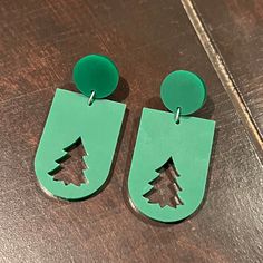 No scrap wasted here. These fun green acrylic earrings, perfect for laser cutting, are great for the holidays. Acrylic Earrings Laser Cut, Tree Cutout, Laser Cut Christmas, Catalog Design, Acrylic Earrings, Material Design, All Design, Aura, Dangle Earrings