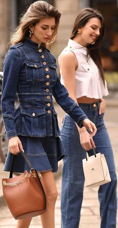 Street Fashion Show, Looks Jeans, Denim Outfits, Denim Maxi Dress, Denim Ideas, Denim Diy, Denim And Lace, Vogue Fashion, Denim Design