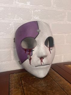 Masque Sally Fisher - Brut, propre ou sale - Cosplay - Costume - Halloween - Réplique - Des bretelles peuvent être ajoutées Ce masque est disponible en trois options : - Brut : un masque non peint tout droit sorti de l'imprimante - Propre : peinture sans tache ni faux sang - Vente : avec de la saleté et du faux sang. Notez que l'effet du sang peut différer légèrement de car chaque masque est unique. Si vous voulez, je peux aussi faire la version sale sans faux sang. Dites-moi si vous souhaitez q Lock Makeup Jack Mask, Fantasy Costume Mask For Cosplay, Spooky Mask For Cosplay, Fitted Masks And Prosthetics For Cosplay Events, Fitted Masks And Prosthetics For Cosplay, Purple Harajuku Style Halloween Costume, Purple Anime Cosplay Costume For Halloween, Fitted Masks And Prosthetics For Halloween Cosplay, Purple Cosplay Costume For Halloween