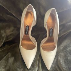 Absolutely Beautiful Brand New Tom Ford Pumps Never Been Worn. I Purchased Them For $890 Which Was A Deal The Last Pair Of Close Out They Come In The Original Box. The Original Box The Cover Of The Box Has Marks. They’re Absolutely No Scuffs, Scratches, No Wear And Tear Or Any Marks On These Shoes The Gold Heel And The Cream Patent Leather Is Absolutely Stunning! The D, On The Top Of The Box Stands For Discontinuing, Not Damaged As You Can See In The Photos. All Payments Go Through Paypal. They Classic Wedding Shoes With Removable Insole And Pointed Toe, Cream Court Shoes With Sculpted Heel For Formal Occasions, Formal Cream Court Shoes With Sculpted Heel, White Heels With Leather Lining For Evening, White Evening Heels With Leather Lining, Formal Beige Court Shoes With Branded Insole, Classic Beige Court Shoes For Formal Occasions, Luxury Cream Heels With Leather Sole, Luxury Cream Calf Leather Heels