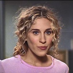 Blonde Curly Hair Medium Length, Carrie Bradshaw Haircut, Sara Jessica Parker Hair Curly, Sarah Jessica Parker Hair, Carrie Bradshaw Hair, Curly Hair Photos, Smink Inspiration, Hair Color And Cut, Feb 2