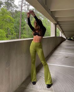 High Waist Flare Pants, Sparkly Leggings, Pants Women Fashion, Wear Crop Top, Cashmere Sweater Women, Legging Outfits, Slim Trousers, Fashion Streetwear, Streetwear Women