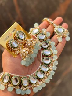 Jewellery With Lehnga, Gold Jhumka Earrings Bridal, Earring Designs Gold, Buttalu Earrings, Latest Gold Earrings, Flower Earrings Diy, Bridal Jewelry Sets Brides, Wedding Jewelry Sets Bridal Jewellery, Bridal Jewellery Earrings