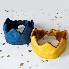 Our Baby Crown Sewing Pattern comes in 2 sizes, from 6 months to 3 years, with instructions to extend the size up to 13 years old.  This fabric crown pattern is an easy sewing pattern that is ideal for a 1st birthday party or cake smash party! Make a birthday crown for a special first birthday or a gender-neutral party crown for your guests.  Baby clothes and toddler sewing patterns can be tricky, but this easy-to-follow pattern is a quick and easy sewing project. Though it looks complex, this f Crown Sewing Pattern Free, Fabric Crown Template, Fabric Crown Tutorial, Felt Crown Diy, Birthday Crown Sewing Pattern, Kids Fabric Crown, Toddler Sewing Patterns, Fabric Crown, Baby Crown