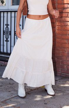 Long Beach Skirt, White Flowy Skirt, Wishlist Ideas, Recruitment Outfits, Long Skirt Summer, Xmas Wishlist, White Long Skirt, White Maxi Skirts, Concert Fits