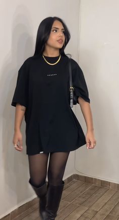 Black Denim Dress Outfit, All Black Aesthetic, Skirt Boots Outfit, Oversized Tshirt Dress, Denim Dress Outfit, Look Legging, Black Look, Fasion Outfits