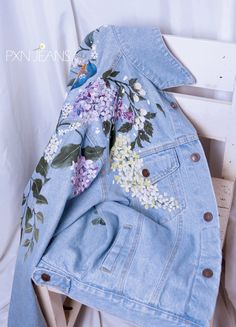 Painting Denim, Denim Jacket Diy Paint, Jeans Oversize, Stella Jeans, Oversize Jacket, Diy Denim Jacket, Painted Clothes Diy, Hand Painted Denim Jacket, Hand Painted Clothing