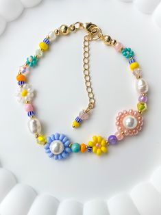 The Laura beaded bracelet is colorful and fun! The perfect gift for any woman, friend, sister, daughter, etc. 100% handmade using the best materials.  FEATURES:  * Seed beads sizes 2 to 4mm, freshwater pearls 5-7mm, natural stones 4mm, crystals 4mm, and crystal faux pearls (inside the 2 bigger flowers).  * 18k Gold Plated Lobster clasp and findings. * Made with love and care. LENGHT: Choose between 6.5 or 7 inches + Each bracelet comes with a 1 inch extender chain CARE INSTRUCTIONS: *Remove befo Diy Choker, Cottagecore Jewelry, Crafty Fox, Bracelet Christmas, Daisy Bracelet, Women Flower, Bead Choker, Girly Gifts, Bracelet Dainty