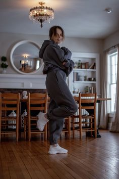 The coziest tracksuit with hundreds of 5* reviews. Our bestseller of all time. Sizes XS, S, M, L, and XL are available for order. The set is already oversized, so do not go a size up. The model is wearing a size S blue, neon, grey, milk set, and size M pink set. The hoodie is cropped but comfortable and not too short. The sleeves and long and puffy. The joggers are high waisted and we call them the Jasmine joggers, they fit exactly like the pants of the cartoon character. Both the joggers and ho Julia Brown, Hoodie And Sweatpants Set, Hoodie And Joggers, Christmas Wear, Joggers Set, Womens Hoodies, Sweatsuit Set, Blue Neon, Hoodie And Sweatpants