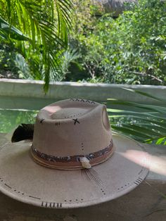 ◦ ँ ◦ FONTE TULUM◦ ँ ◦ Nuestros sombreros Fonte Tulum tienen un ala clásica de 9 cm de longitud completa, que protege perfectamente la cara del sol de verano. Cada pieza es única debido a su elaboración artesanal. Las manos mágicas de los artesanos se unen con la visión actual de nuestros diseños. De Tulum para el mundo. Tallas: M: La circunferencia es de 56-58 cm y se adapta a la mayoría de los tamaños de cabeza. L: la circunferencia es de 60-62 cm. Ambos tamaños incluyen una cuerda ajustable e Hat Business, Sombrero Cowboy, Mountain Crafts, Magical Hands, Cowboy Hat Design, Painted Hats, Hat Base, Hat Ideas, Cowgirl Hats