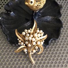 Sb5 Late 1950s - Early 1960s Crown Trifari Signed Vintage Brooch With Bouquet Design With Faux Pearls And Small Rhinestones. No Missing Things. Some Light Wear, Scratches,M With Natural Patina And Tarnish To Metal As Old Vintage. Overall Gvc For Its Age! I Don't Polish Item & Just Send As Is. You Can Polish Whenever You Wish Price Is Firm Item Only (Unless I Mention Abt Packaging Or Tag) But Wrapping Safely Enlarge/See Pics To Check Size & Condition All Sales Are Final. Please See All Pics Lf An Trifari Jewelry, Crown Trifari, Brooch Bouquets, Bouquet Design, Vintage Brooch, Old Vintage, Baby Pictures, Vintage Brooches, Vintage Signs