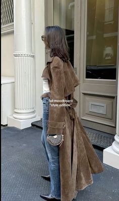 Cowboy Boots In Winter, Cowboy Trench Coat, Trench Coat Cowboy Boots, Fur Coat Cowboy Boots, Brown Leather Trench Coat Street Styles, Cowboy Boots Outfit Fall, Class Outfits, Suede Outfit, Fall Boots Outfit