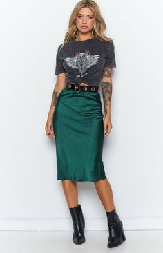 Love this look (minus the knotted tee-I would tuck it). Paired with a graphic tee, and ankle boots, this emerald green skirt looks up to date. Trendy Relaxed Midi Skirt, Casual Maxi Skirt For Party With Relaxed Fit, Trendy Midi-length Pencil Skirt, Casual Pencil Maxi Skirt For Night Out, Green Knee-length Skirt For Night Out, Trendy Long Green Skirt, Trendy Green Long Skirt, Green Midi Skirt For Night Out, Green Relaxed Fit Skirt For Night Out