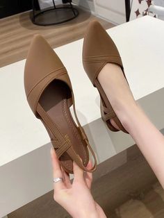 Pretty Sandals, Fashion Shoes Heels, Wedding Shoes Heels, Girly Shoes, Casual Flat Shoes, Shoes Heels Wedges, Simple Trendy Outfits, Fabulous Shoes, Heels & Wedges