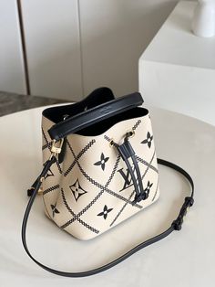 The NéoNoé bucket bag in Monogram Empreinte looks more fashionable than ever, adorned with immaculately crafted contrast stitching. The supple leather is printed, embossed, then embroidered with a distinctive pattern that recalls the quilted lining of the Maison’s trunks. The refined embellishment makes this versatile NéoNoé a statement piece for Spring 2022 and seasons to come. Detailed Features 26 x 26 x 17.5 cm (Length x height x width ) Crème Beige / Black Embroidered embossed supple grained Lv Art, Tas Louis Vuitton, Vanilla Aesthetic, Tas Lv, Louis Vuitton Neonoe, Luxury Bags Collection, Girly Bags, Luxury Purses, Fancy Bags