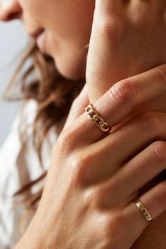 Curb Chain Ring. Your new essential! You’ll wonder how you ever accessorized without it. Lightweight but just enough to make a statement. Looks amazing as your only ring on a lazy day. Double this up with the Mini Curb Chain Ring for the ultimate stack! Women's gold chain ring, Fashionable women's gold chain ring, Trendy women's gold chain ring, Women's gold chain ring for wedding, Unique women's gold chain ring! #goldjewelry #rellery #goldfashion #populargold #jewelryfashion Everyday Fine Jewelry Chain Link, 14k Gold Rings With Vs Clarity For Everyday, Everyday 14k Gold Rings With Vs Clarity, Modern Sterling Silver Rings With Adjustable Chain, Yellow Gold Open Ring With Chain Detail, Yellow Gold Open Ring With Chain, Modern 14k Gold Rings With Chain Detail, Modern Yellow Gold Rings With Adjustable Chain, Everyday Yellow Gold Stackable Rings With Vs Clarity