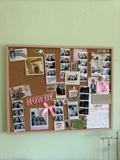 my cork board photo collage 🫶🏻 photostrip pics Aesthetic Cork Board, Cork Board Collage, Corkboard Decor, Collage Board, Screen Saver, Dreamy Room, Photo Wall Collage, Picture Collage