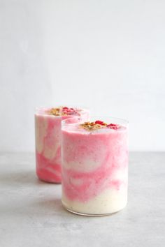 Raspberry Banana Swirl Smoothie Interesting Smoothie Recipes, Fancy Smoothies, Aesthetic Smoothie Recipes, Pretty Smoothies, Smoothie Bar Ideas, Banana And Berry Smoothie, Smoothies With Raspberries, Banana And Raspberry Smoothie, Smoothie Raspberry