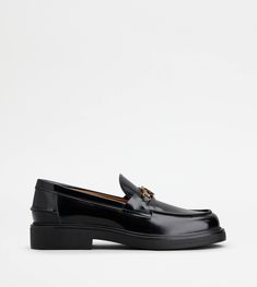 Loafers in calfskin leather with penny bar and oval with metal Tod's logo. Finished with exposed handmade stitching, they come with a rubber outsole with embossed rubber pebbles. Black Loafers, Penny Loafer, Gift Boutique, Penny Loafers, Trainers Women, Sale Items, Leather Women, Calf Skin, Penny