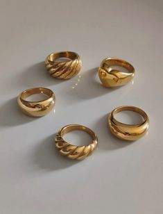 Gold Rings Casual, Burger Ring Stack, Gold Y2k Rings, Gold Chunky Rings Aesthetic, Gold Ring Chunky, Gold Jewelry Chunky, Gold Rings Chunky, Chunky Gold Rings Aesthetic, Chunky Ring Stack