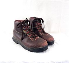 Nice, Well-made Vasque brown leather hiking boots. Made In Italy. Size is 7 1/2 W...mens --- see measurements A few toe scuffs.. otherwise good shape. Sole length: ~10 3/4" Widest part bottom sole: 4" top to bottom: ~6" Sturdy Hiking Work Boots, Sturdy Work Boots For Hiking With Round Toe, Brown Steel Toe Hiking Boots For Adventure, Brown Lace-up Hiking Boots For Hunting, Brown Lace-up Work Boots For Hunting, Brown Sturdy Work Boots For Hiking, Brown Steel Toe Hiking Boots For Walking, Sturdy Brown Hiking Boots With Round Toe, Sturdy Brown Hiking Boots