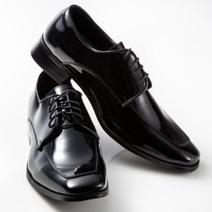 Men's black patent leather tuxedo shoe with a fashion moc square toe design. This synthetic, fashionable style formal shoe is perfect for Weddings, Proms and Other Formal Events. Blue Prom Tuxedo, Dark Red Suit, Blue Velvet Suit, Red Tuxedo, Peaky Blinders Suit, Grey Pinstripe Suit, Grey Overcoat, Light Blue Suit