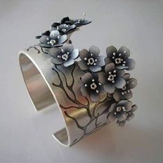 Bijoux Art Nouveau, Metal Clay Jewelry, Bracelet Metal, Silver Jewelry Design, Unusual Jewelry, A Bracelet, Silver Jewelry Handmade, Floral Jewellery, Contemporary Jewellery