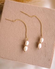 Add a touch of whimsy to any outfit with our brand new Phoebe Pearl Threaders! These delicate earrings feature a playful threader design that effortlessly loops through your ear for a unique & minimalist look. Adorned with freshwater pearls, they're sure to elevate any outfit! EARRINGS FEATURE Material: 14K Gold Filled or Sterling Silver threader Freshwater pearls Hand wire-wrapped with 14K gold filled or Sterling Silver wire Hypoallergenic & great for sensitive skin Jewelry Photoshoot, Freshwater Pearls Earrings, Pretty Earrings, Delicate Earrings, Moonstone Ring, Opal Necklace, Delicate Necklace, Jewelry Packaging, Silver Roses