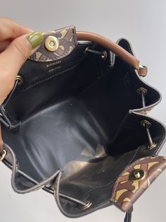 Bjiachunyuan's new portable single-shoulder crossbody bucket bag is made of imported specific environmentally friendly fabrics. The material is waterproof and durable, and it is very easy to clean. The details are perfect and the overall look is very high-end. The front is decorated with Thomas Burberry's exclusive golden hardware Logo, which is very low-key and iconic. Drawstring and magnetic snap closure, very convenient. It is very suitable to carry it by the top fixed handle, or carry it by Lv Purse, Lv Shoes, Rucksack Backpack, Lv Handbags, Blue Backpack, Lv Belt, Lv Wallet, Burberry Women, Black Cross Body Bag