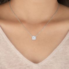 Este colgante de diamante princesa solitario cuenta con un hermoso diamante sostenido en un engaste de canasta para permitir la mayor superficie posible. Esta pieza es perfecta para cualquier ocasión añadiendo una sutil elegancia a tu look. Princess Cut Necklace, Gold Jewelry Simple Necklace, Basket Setting, Diamond Pendants, Subtle Elegance, Gold Jewelry Simple, Jewelry Simple, Rose Gold Chain, Yellow Gold Setting