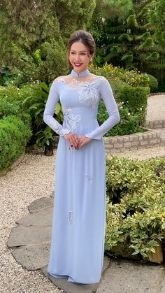 Modern Ao Dai, Conservative Dresses, Lace Beading, Elegant Couple, Womens Clothing Patterns, Hair Tutorials Easy, Wallpapers Images, Elegant Dresses Long, Wallpapers Backgrounds