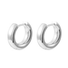 These essential hoop earrings are made from recycled silver and plated in rhodium for tarnish resistance. The smooth body with a seamless hinge features a sparkling shine finish, adding a touch of refined elegance. These versatile earrings match Mapperri's O. Charms and L. Charms, and are perfect for those seeking a more prominent style or for layering with the 'Mini Hoop XS Silver' for a sophisticated, stacked effect. Recycled sterling silver, plated with rhodium   To extend the life of your go Smart Glass, Mini Hoop Earrings, Forever Jewelry, Jewelry Ring Box, Men's Jewelry Rings, Recycled Silver, Recycled Sterling Silver, Watch Necklace, Silver Hoop Earrings