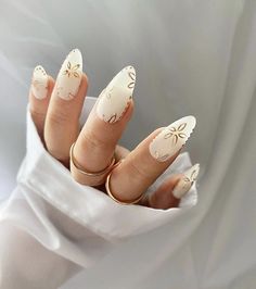 White And Gold Flower Nails, Milky White Nails Ideas, Gold Chrome Tips, Gold Floral Nails, Uñas Milky White, Milky White Nail Art, Almond Nails With Gold, Nail Designs With Gold, Milky White Almond Nails