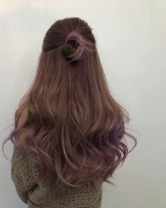 Pastel Purple Highlights Brown Hair, Purple Hair Underneath Light Brown, Brown Hair With Lilac Peekaboo, Brown Hair With Rose Gold Underneath, Brunette Hair Highlight Ideas, Hair Dye For Straight Hair, Purple Strands In Brown Hair, Light Purple Streaks In Brown Hair, Purple Highlights In Light Brown Hair