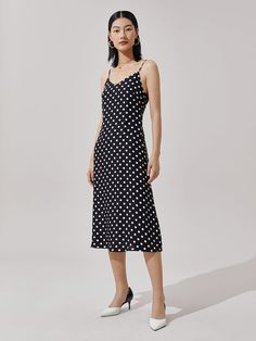 -Mulberry silk -A-line fit -Skin-friendly Silk Polka Dot Jacquard Camisole Dress, made of silk fabric, is skin-friendly and breathable. It features the classic black and white polka dot pattern, with a fitted silhouette that naturally cinches at the waist. The dress is designed with a split hem at the bottom, creating a more flowing and streamlined look.Silk Polka Dots Spaghetti Strap Maxi DressGoodsNo: 113LPA01B• Fit Type: Fit• Elastic: Non-elastic• Thickness: ModerateMaterialsShell:100%Silk Mulberry Silk Fabric, Strap Maxi Dress, Black Polka Dot Dress, Spaghetti Strap Maxi Dress, White Polka Dot Dress, Camisole Dress, Custom Size Dresses, Multi Dress, Fitted Silhouette