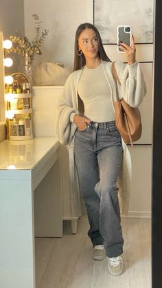 Long Cardigan Outfit, Stile Blair Waldorf, Adrette Outfits, Straight Leg Jeans Outfits, Fest Outfits, Modesty Outfits, Cute Modest Outfits