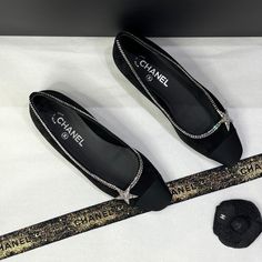 Les ballerines Chanel sont l'essence même de l'élégance et du confort. Confectionnées avec un souci méticuleux du détail et des matériaux de haute qualité, ces ballerines se distinguent par leur silhouette classique et intemporelle. • Etat : B - Très bon état • Taille : 38 • Couleur : Noire et strass • Matière : Daim • Vendu avec : Boîte et dustbag Hermes Bags, Timeless Handbag, Luxe Fashion, Bags Designer Fashion, Exclusive Bag, Fendi Bags, Prada Bag, New Bag, Dior Bag