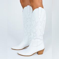 New Without Box - Never Worn Such Cut Cowgirl Boots Small Flaw On Left Boot Retail: $115 Size: 9 Country Music Outfits, Summer Country Concert Outfit, Female Packing List, Country Concert Outfits, Concert Outfit Summer, Wilde Westen, White Shoe, Embroidered Boots, Country Concert Outfit