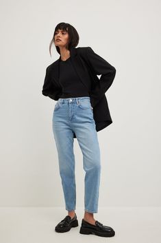 These mom jeans are stretchy and feature a high waist. They have a five-pocket design and raw details. Inseam Length in Size 36: 69 cm / 27 in. Waist in Size 36: 35,5 cm / 13.97 in. Seat in Size 36: 46,5 cm / 18.3 in. Light Blue Mom Jeans Outfit Winter, Shoes For Mom Jeans, Light Jeans Outfit, Light Blue Jeans Outfit, Mom Jeans Outfit Winter, Womens Low Rise Jeans, Straight Jeans Outfit, Mom Jeans Ripped, Jeans Outfit For Work